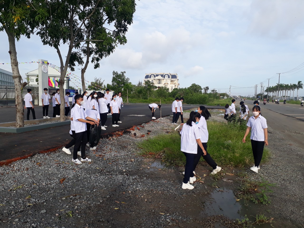 Tổ chức diệt lăng quăng/bọ gậy vệ sinh môi trường tại trường THPT Trần Quang Khải ​