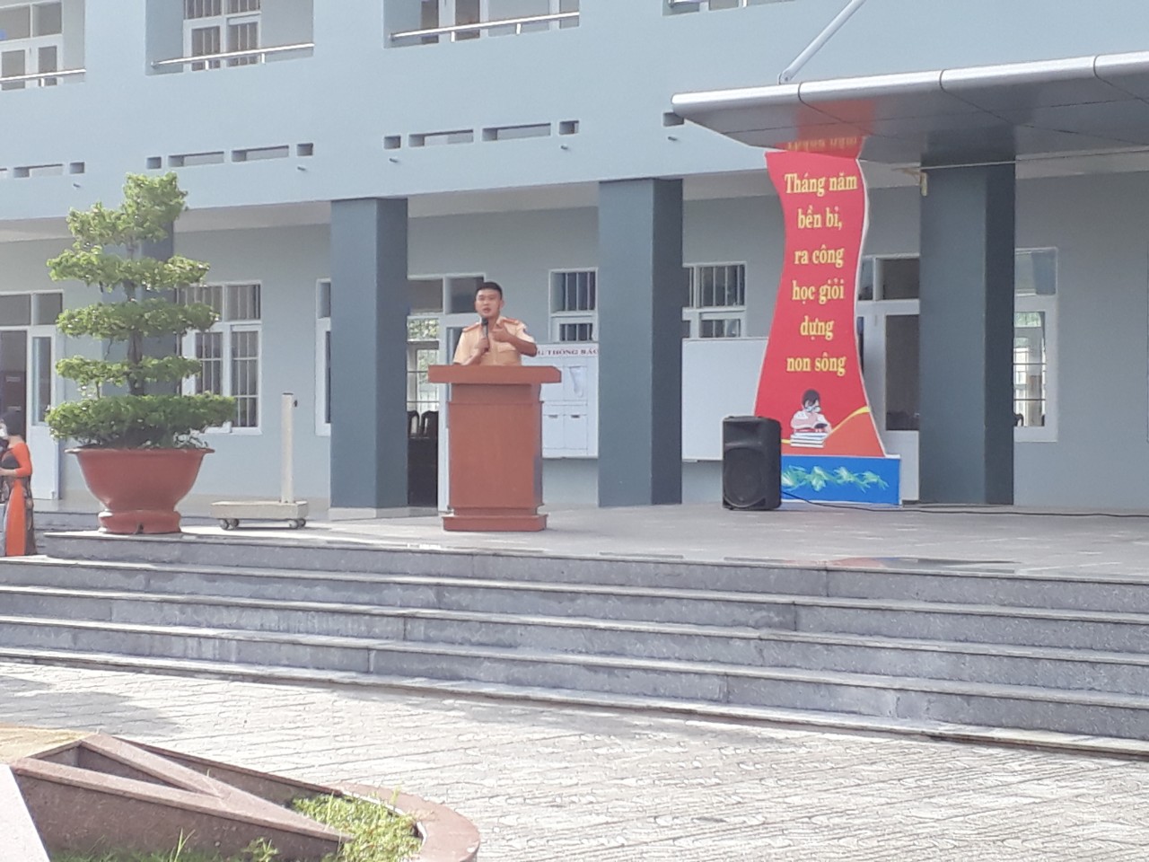 Tuyên truyền pháp luật về an toàn giao thông với chủ đề “ Tuổi trẻ trường THPT Trần Quang Khải với văn hóa giao thông” năm học 2022-2023.